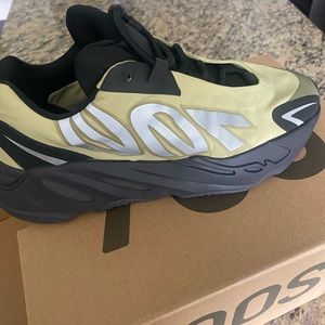 ADIDAS YEEZYS 700 MNVN